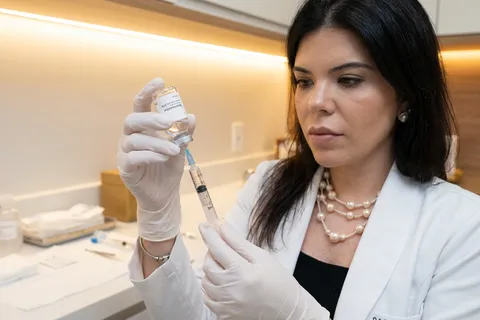 Profissional de saúde apresentando tratamento com bioestimuladores de colágeno em consultório