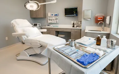 Equipe médica em clínica dermatológica preparando procedimento estético com segurança