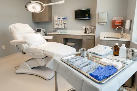 Equipe médica em clínica dermatológica preparando procedimento estético com segurança
